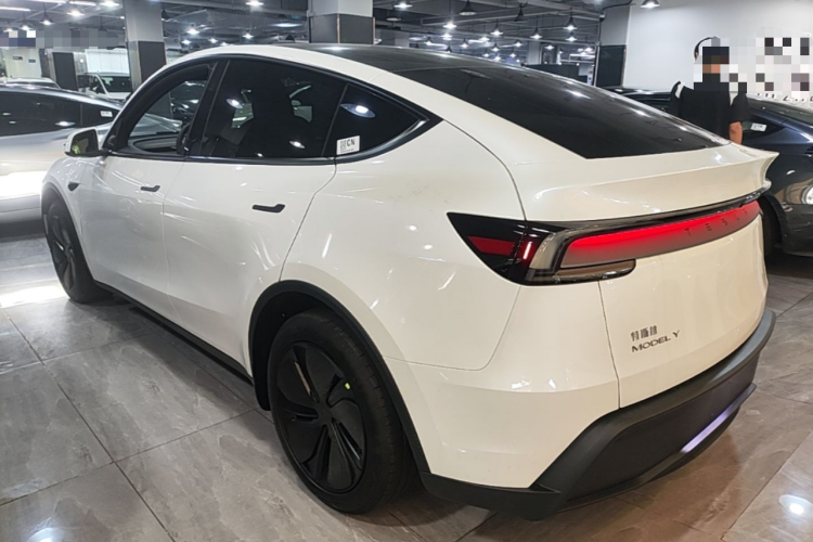 Tesla Model Y 2026 #5 Tesla Model Y 2026 car image #5
