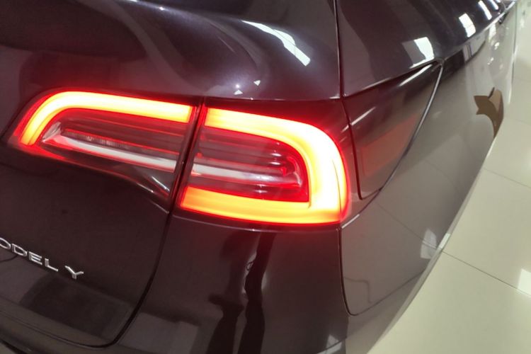 Tesla Model Y 2024 #8 Tesla Model Y 2024 car image #8
