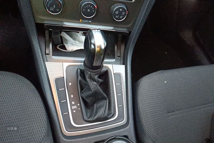 Volkswagen Golf 2017 car image #16