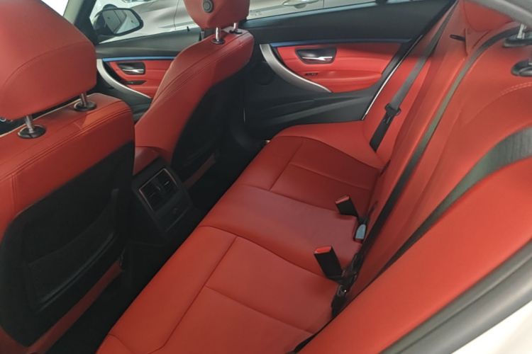 BMW 3 Series 2019 car image #17