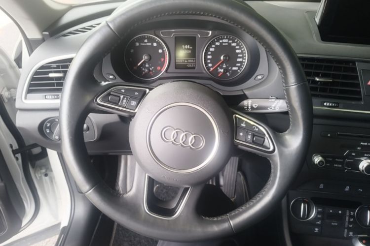 Audi Q3 2018 car image #11