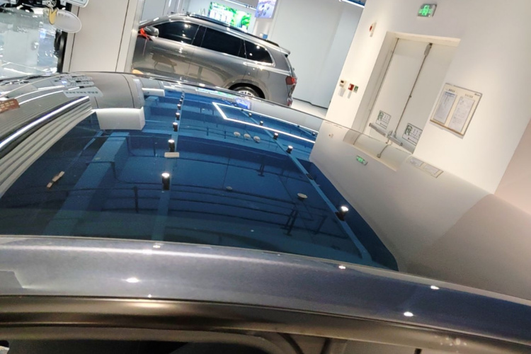 Tesla Model Y 2025 immagine di auto #25