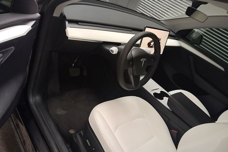 Tesla Model Y 2023 car image #16