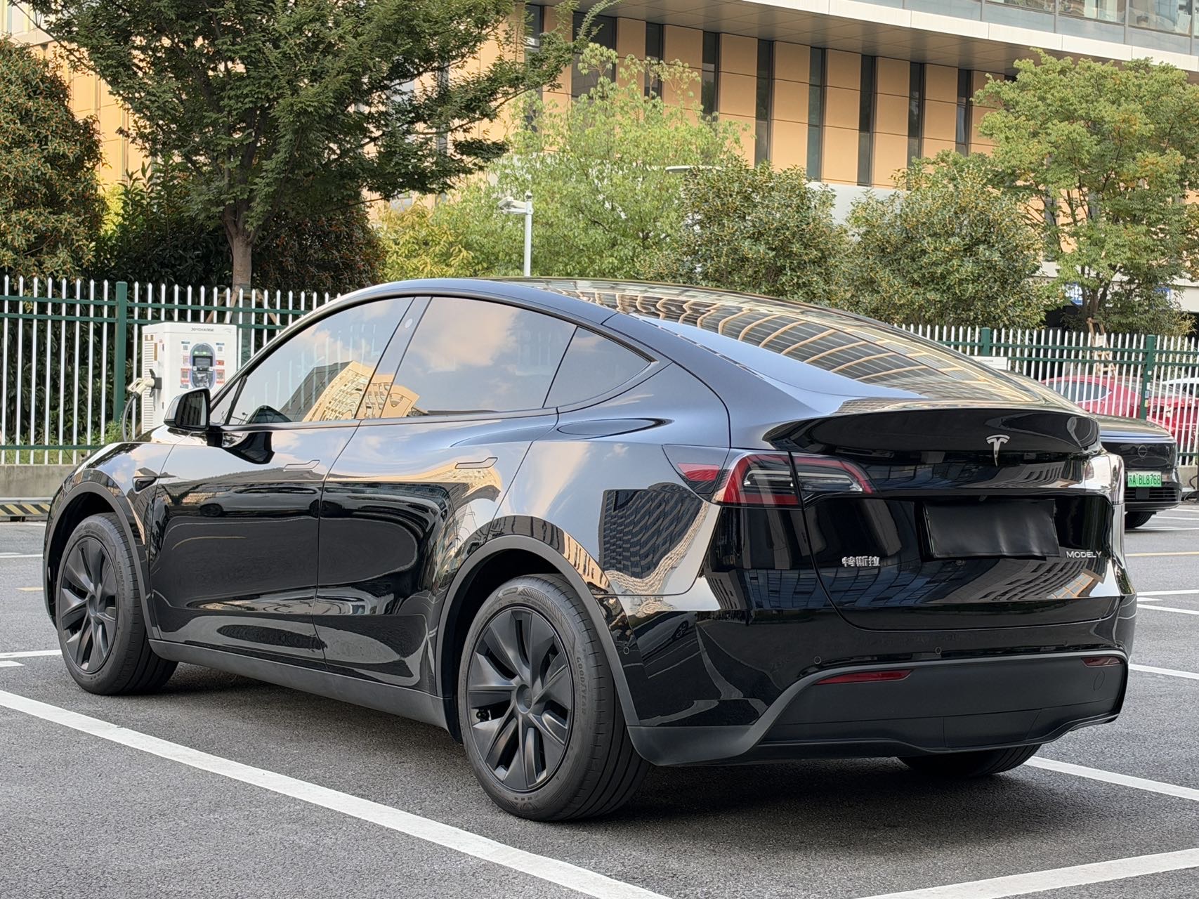 Tesla Model Y 2023 car image #4