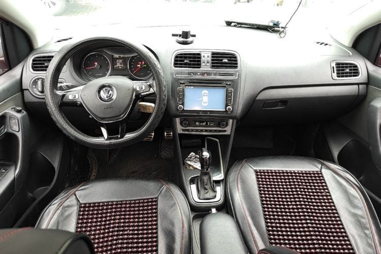 Volkswagen Polo 2015 car image #10
