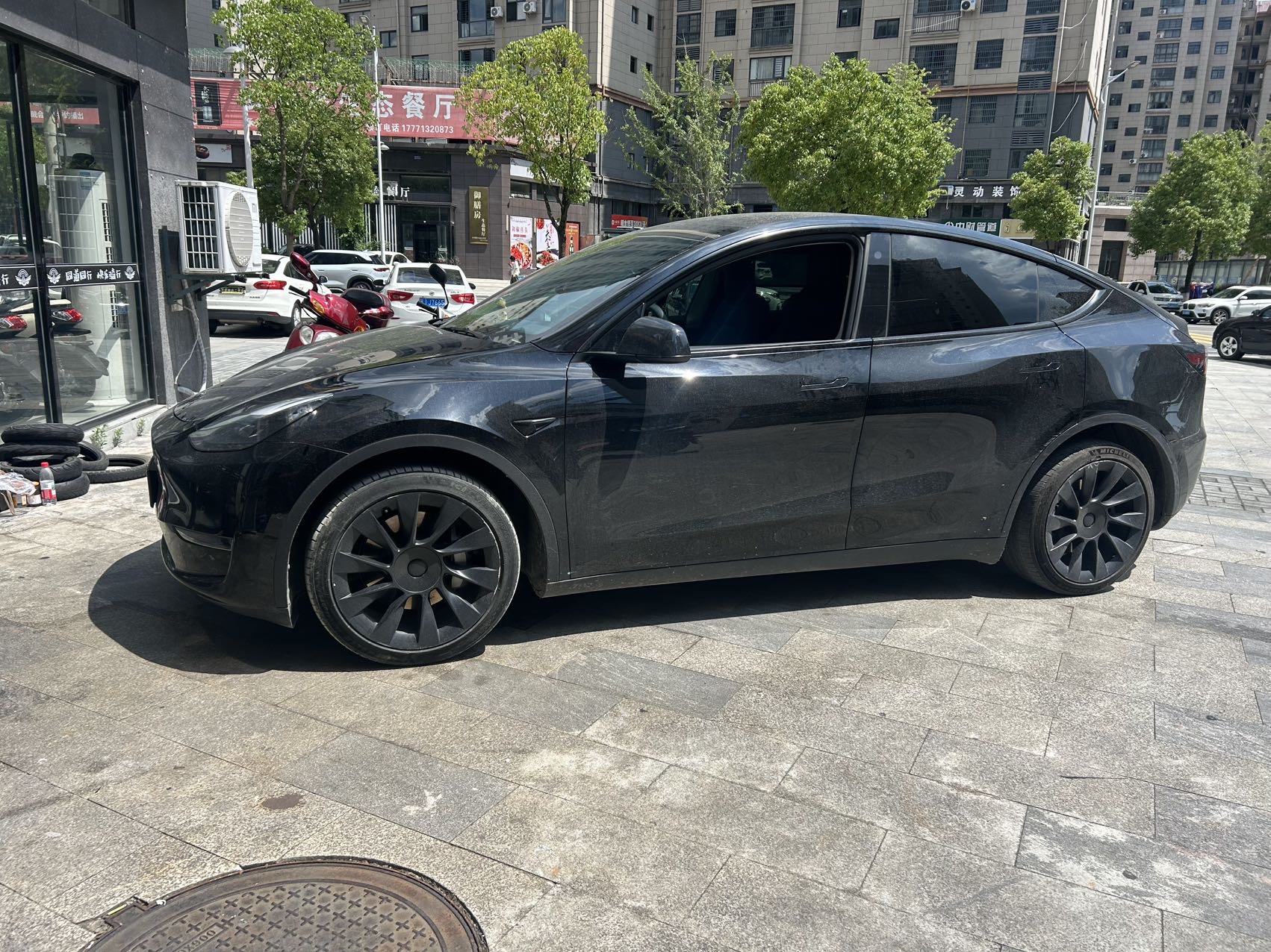 Tesla Model Y 2022 car image #2