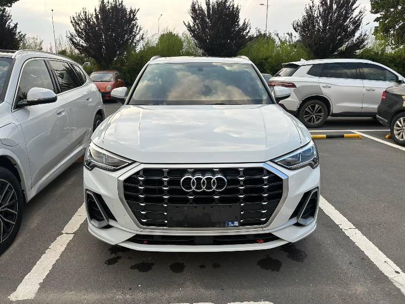 Audi Q3 2022 car image #2