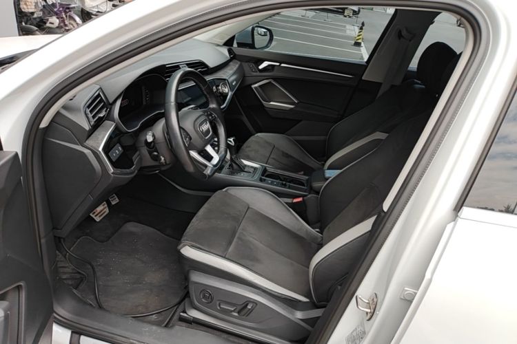 Audi Q3 2021 car image #19