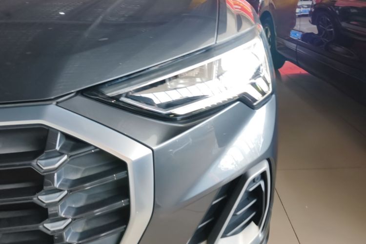 Audi Q3 2020 car image #23