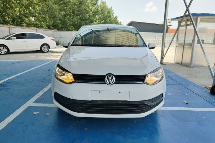 Volkswagen Polo 2015 car image #3