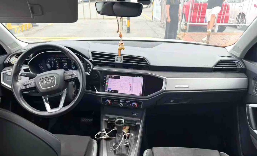 Audi Q3 2023 car image #2
