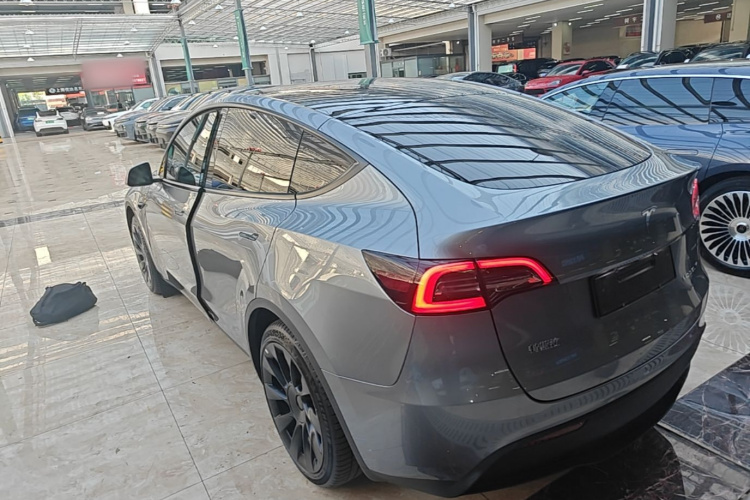 Tesla Model Y 2024 #7 Tesla Model Y 2024 car image #7