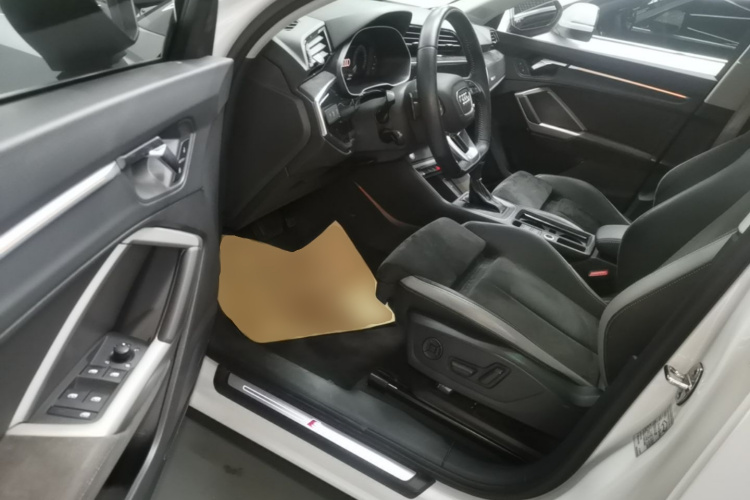 Audi Q3 2020 car image #16