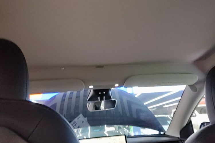 Tesla Model Y 2023 car image #18