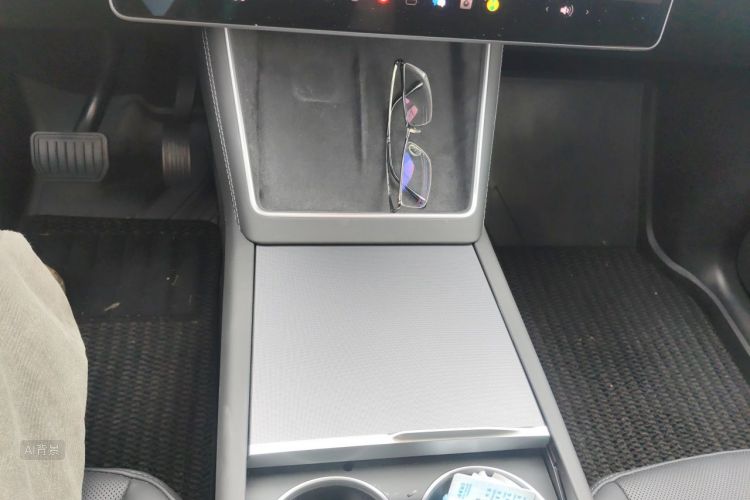 Tesla Model Y 2025 #16 Tesla Model Y 2025 car image #16