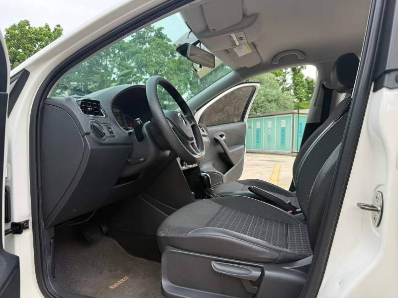 Volkswagen Polo 2015 car image #7