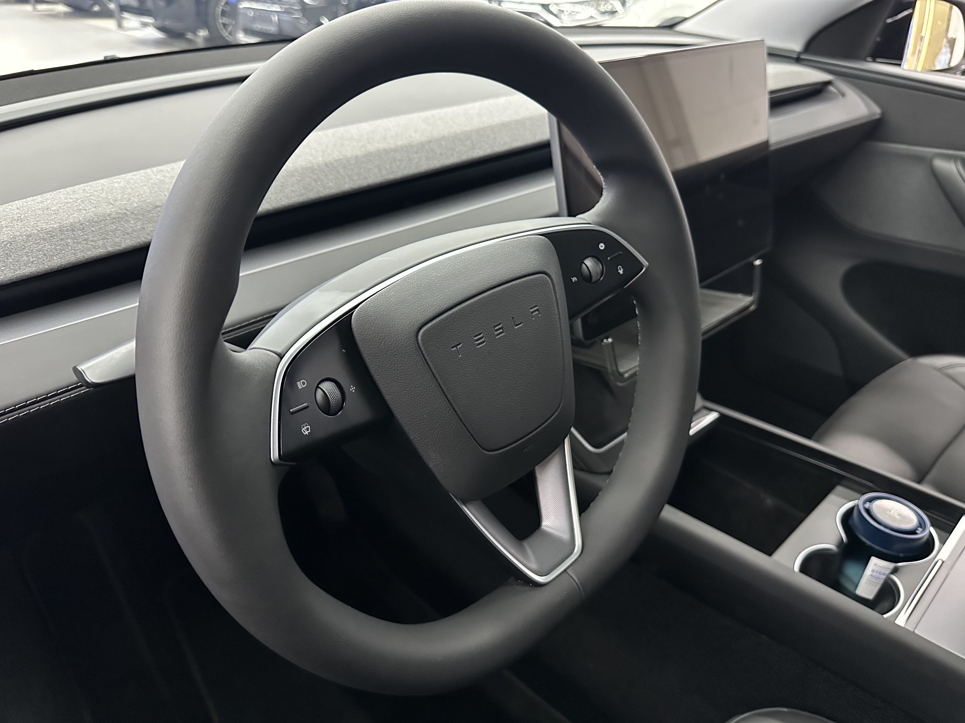 Tesla Model Y 2025 #5 Tesla Model Y 2025 car image #5