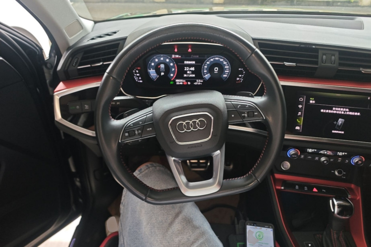 Audi Q3 2020 car image #11