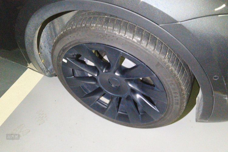 Tesla Model Y 2023 car image #9
