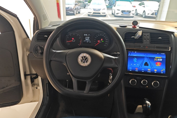 Volkswagen Polo 2018 car image #11