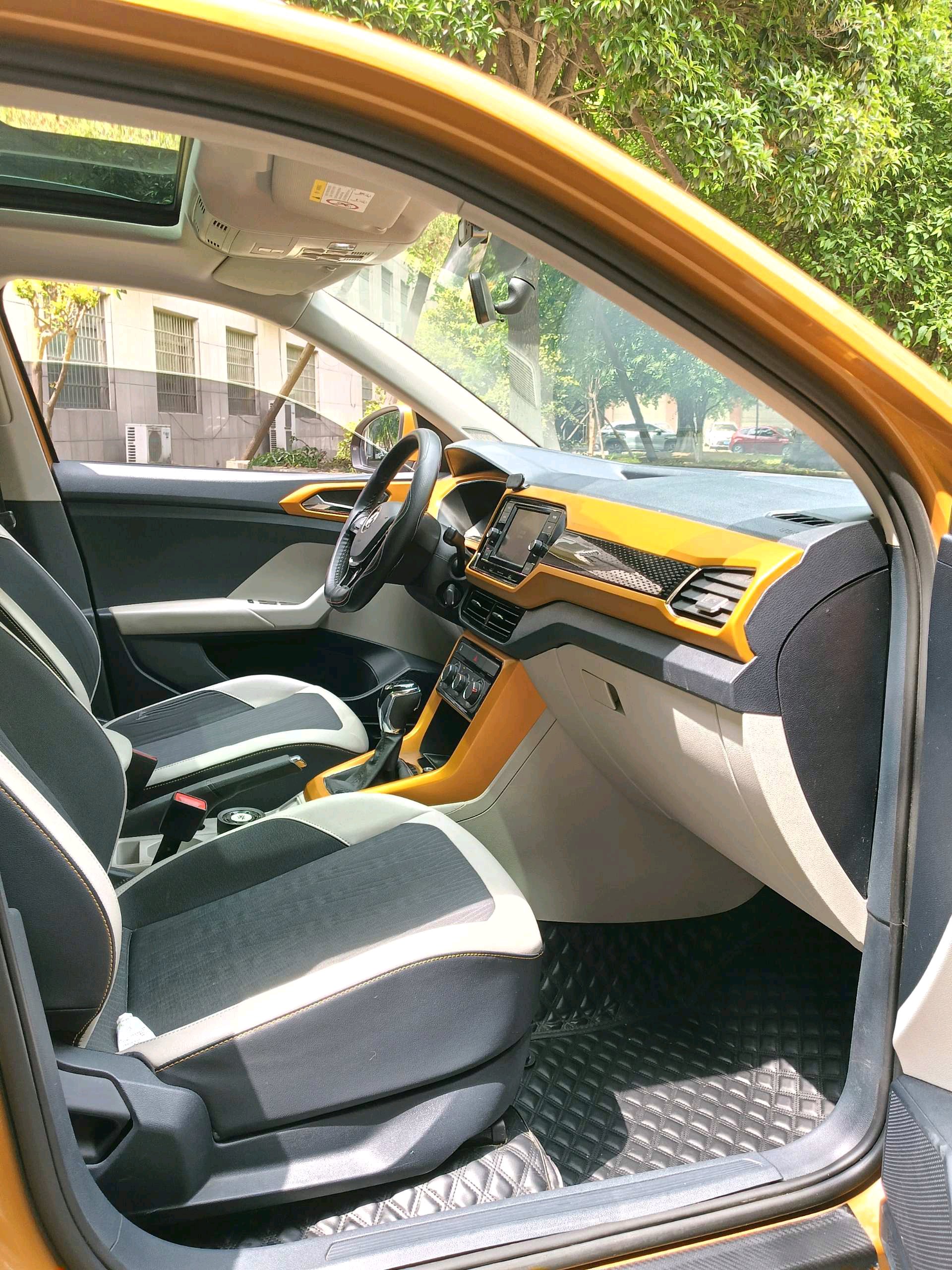 Volkswagen T-Cross 2019 immagine di auto #7