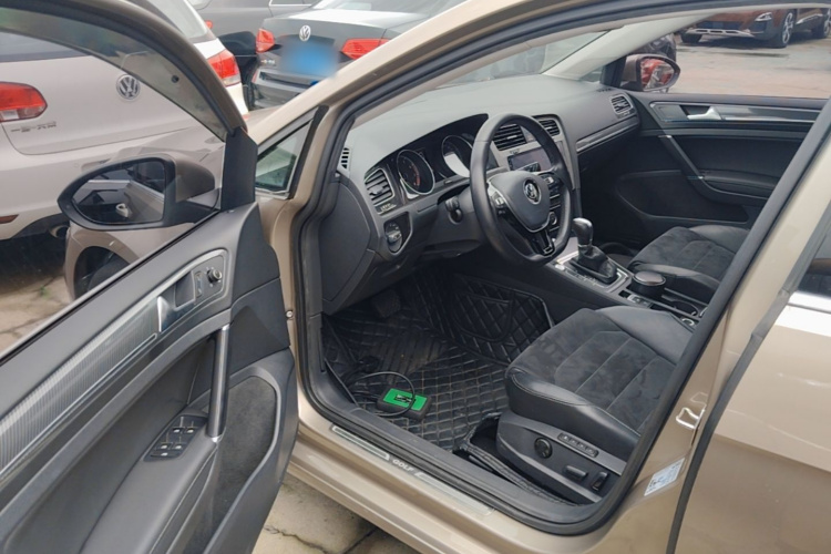 Volkswagen Golf 2018 car image #16