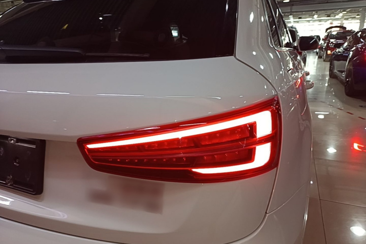 Audi Q3 2018 car image #8