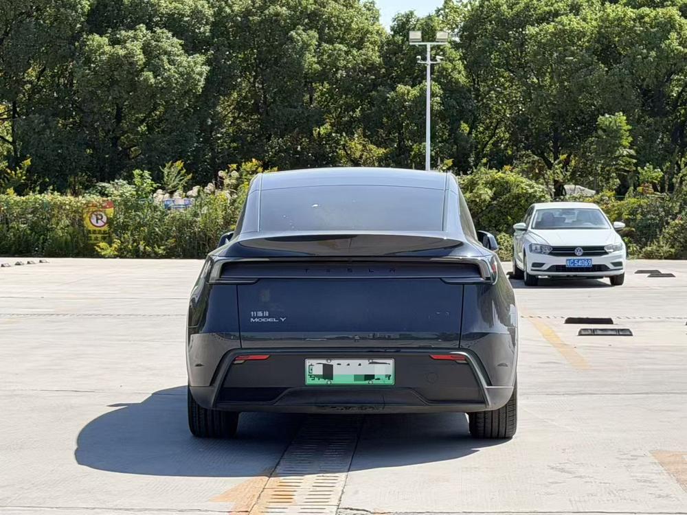 Tesla Model Y 2025 #5 Tesla Model Y 2025 car image #5