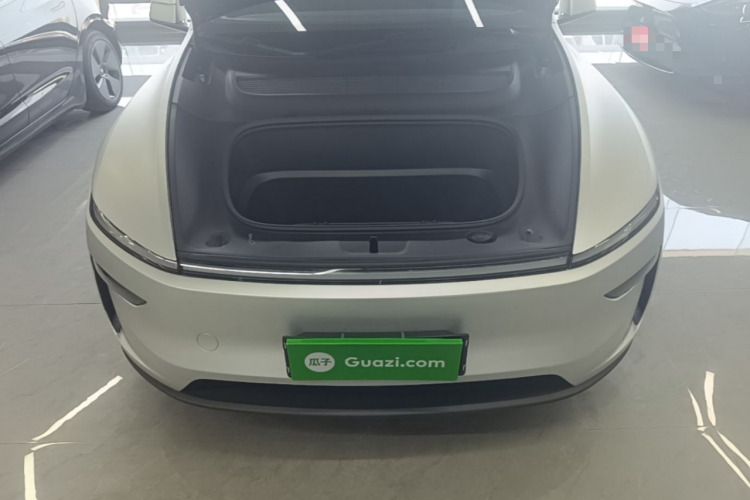 Tesla Model Y 2025 #20 Tesla Model Y 2025 car image #20