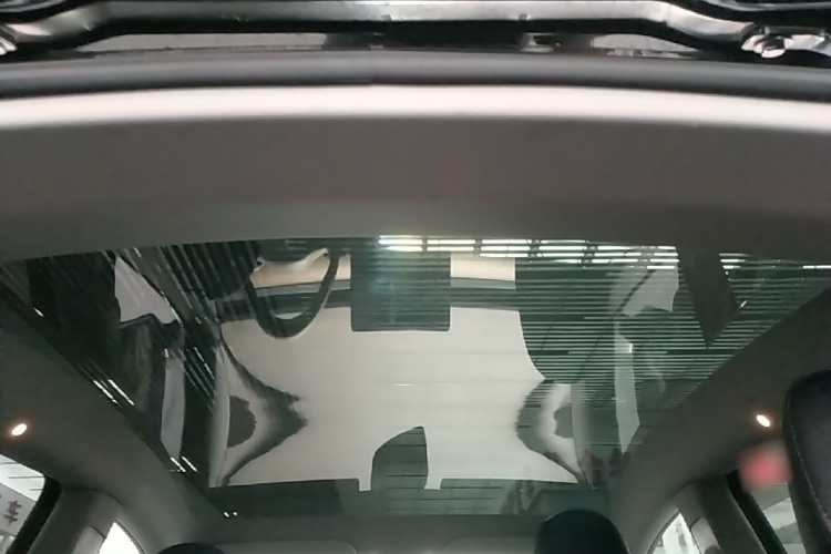 Tesla Model Y 2021 car image #18