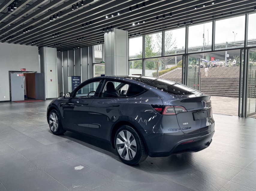 Tesla Model Y 2023 #6 Tesla Model Y 2023 car image #6