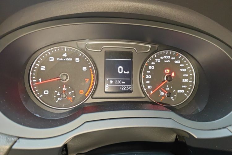 Audi Q3 2018 car image #13