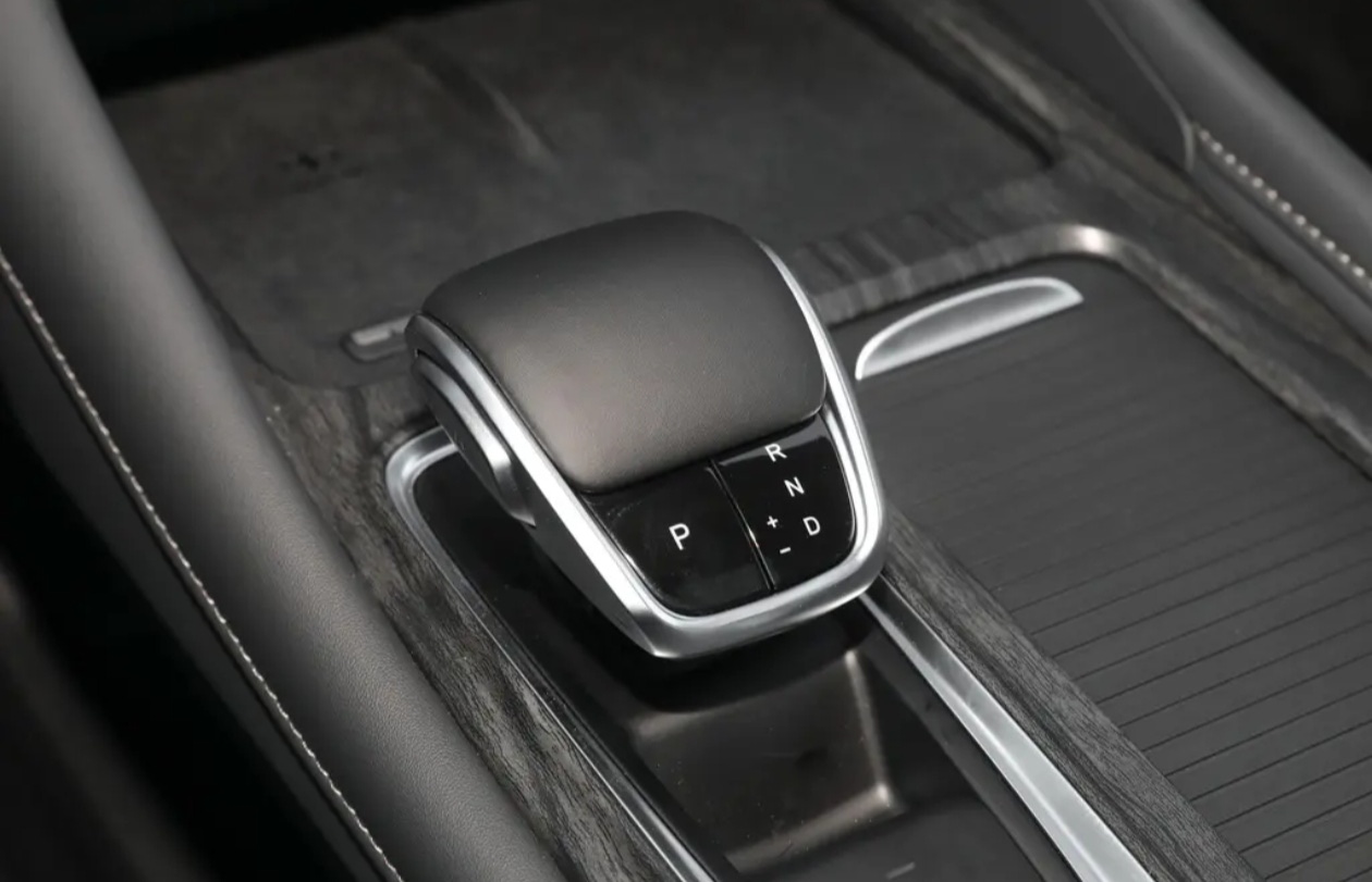 2025 car image #3