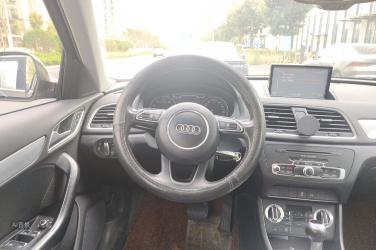 Audi Q3 2015 car image #12