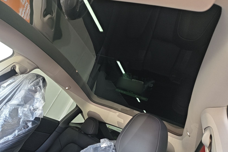 Tesla Model Y 2022 car image #18