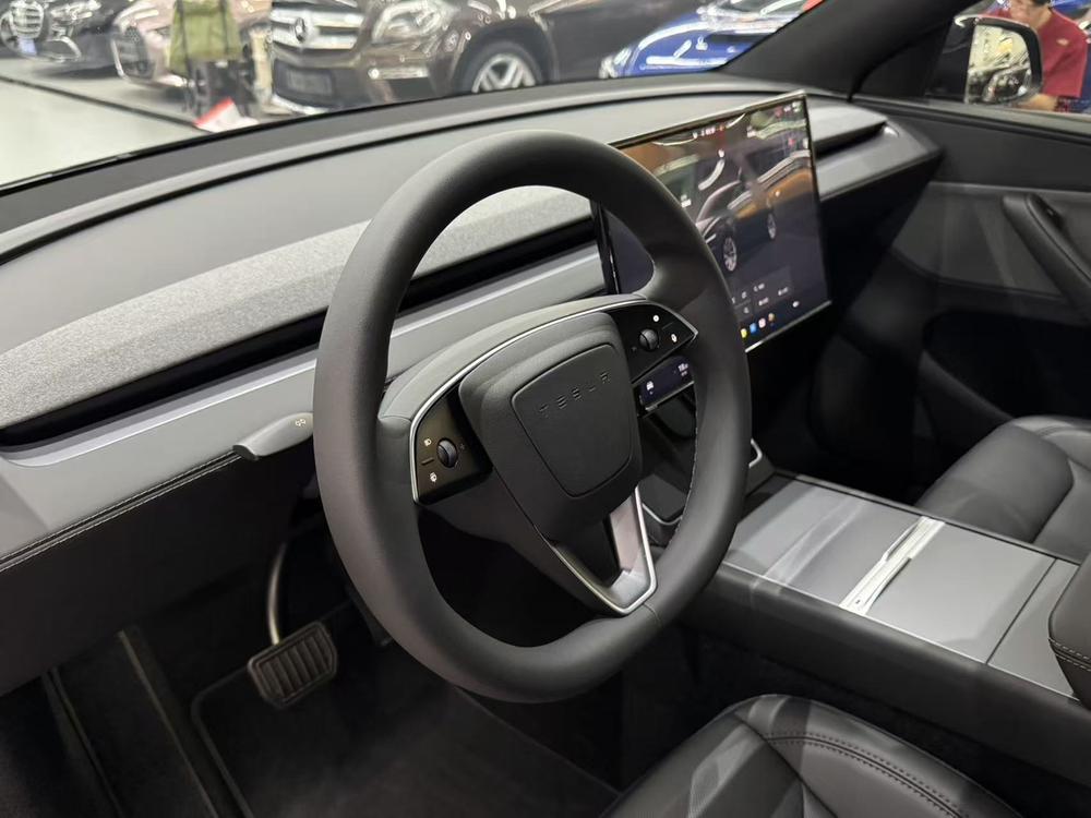 Tesla Model Y 2026 #8 Tesla Model Y 2026 car image #8