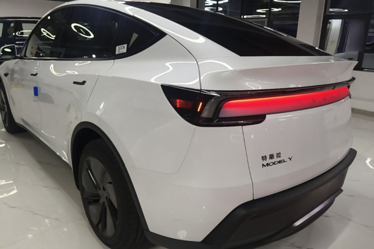 Tesla Model Y 2026 #5 Tesla Model Y 2026 car image #5