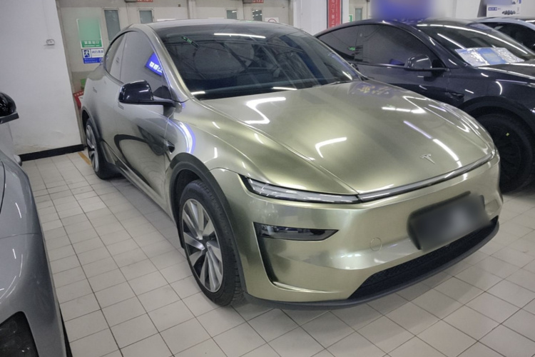 Tesla Model Y 2025 #4 Tesla Model Y 2025 car image #4