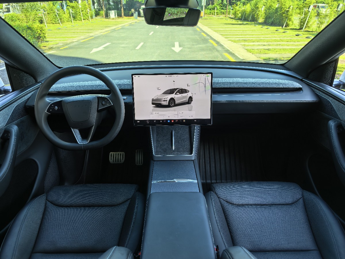 Tesla Model Y L 2025 #6 Tesla Model Y L 2025 car image #6