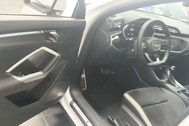 Audi Q3 2021 car image #16
