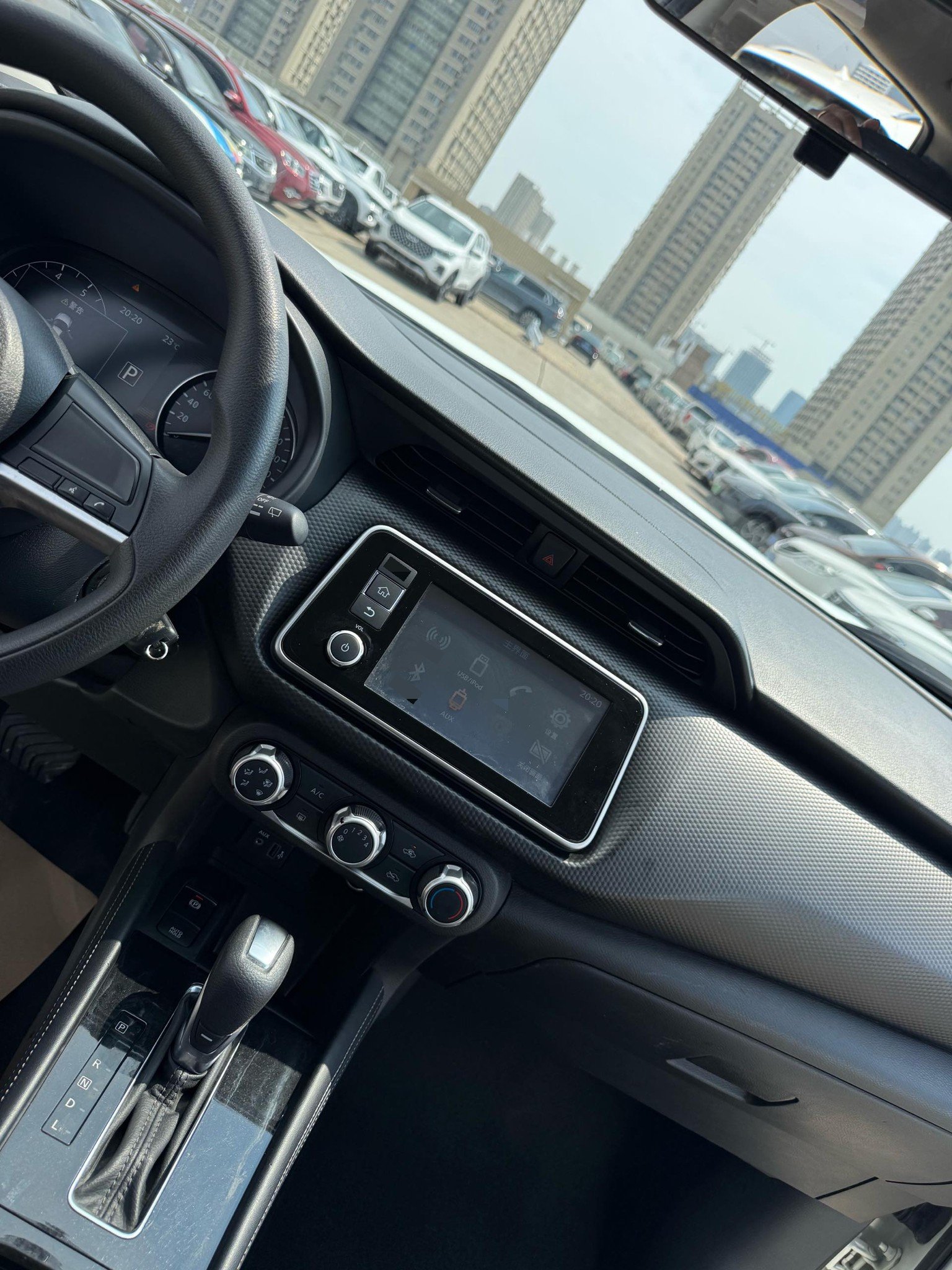 Nissan Kicks 2023 car image #11