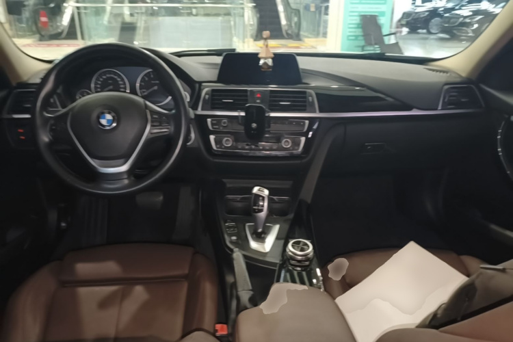 BMW 3 Series 2018 صورة سيارة #11