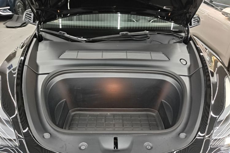 Tesla Model Y 2023 car image #20