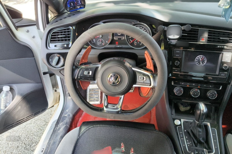 Volkswagen Golf 2018 car image #12