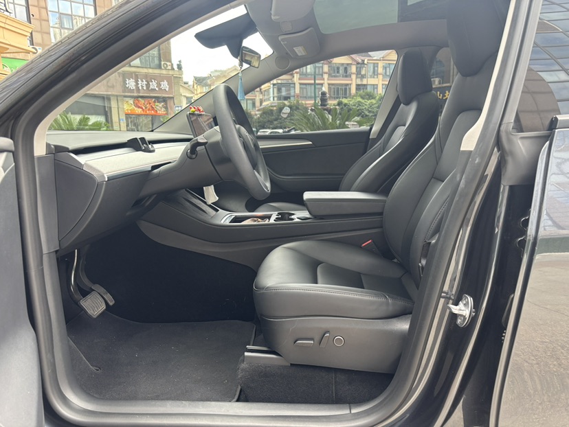 Tesla Model Y 2025 #2 Tesla Model Y 2025 car image #2