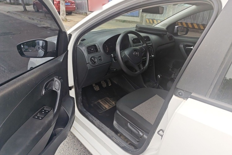 Volkswagen Polo 2017 car image #16