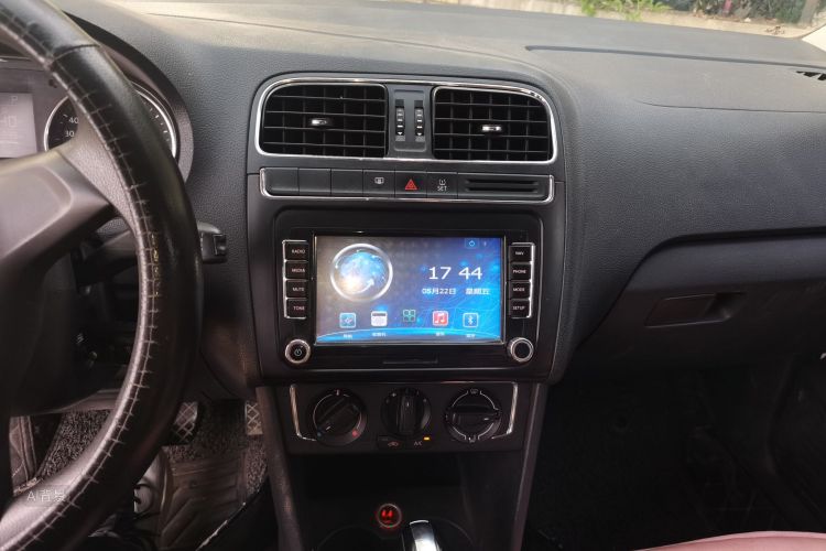 Volkswagen Polo 2016 car image #15