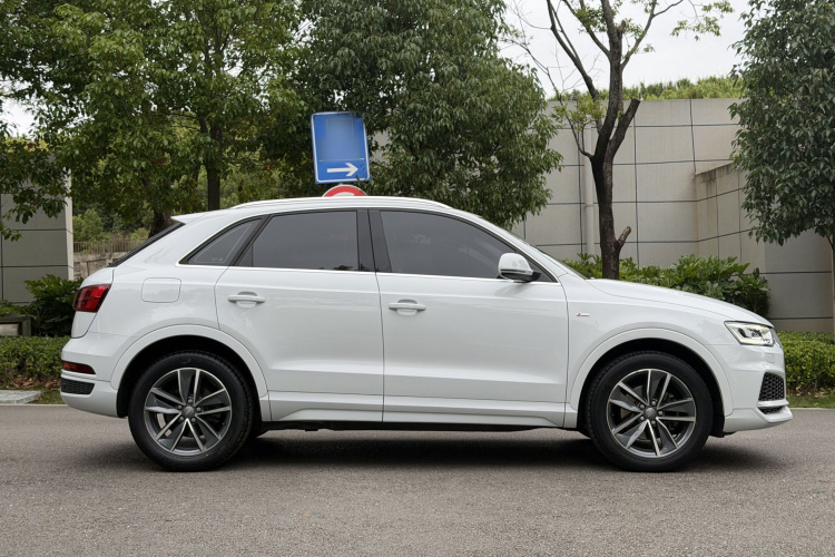 Audi Q3 2019 car image #8