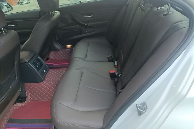 BMW 3 Series 2018 car image #17