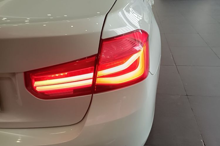 BMW 3 Series 2017 #8 BMW 3 Series 2017 car image #8